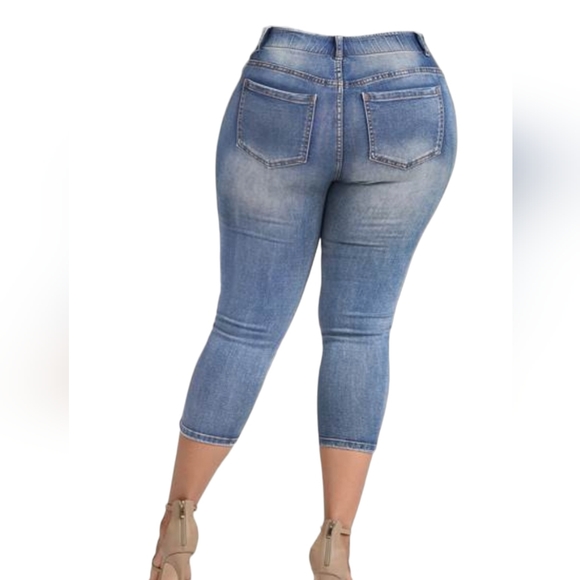 Venus NWT Plus Size Elastic Waistband Jean Capris - Picture 2 of 4